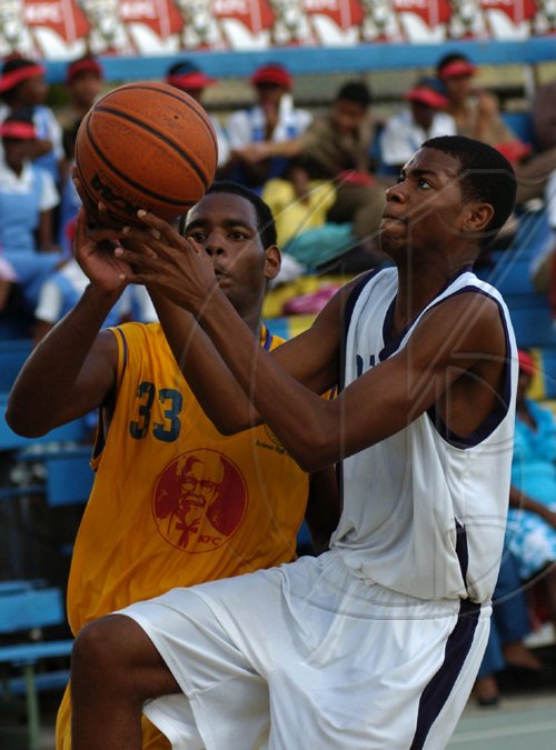 Ricardo Makyn/Staff Photographer.
KFC under 16 Basketball match bewteen Ardenne and Jamaica College at the Stadium Courts on Thursday 19.3.2009.