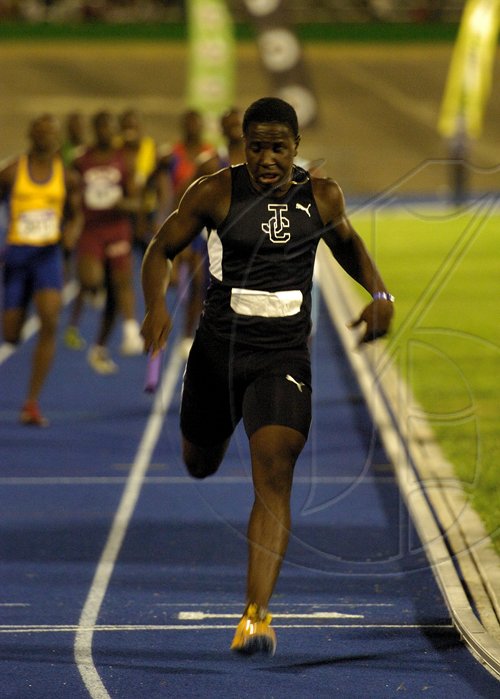 Ricardo Makyn/Staff Photographer.High School Boys' Class two   4x200 meters final at the Gibson Relays at the National Stadium on aturday