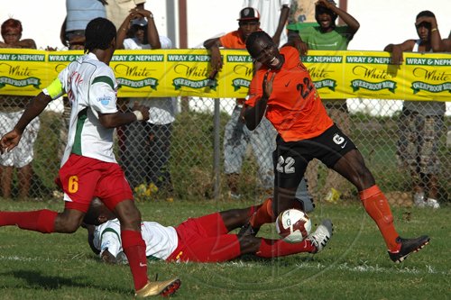 Ian Allen/Photographer
Tivoli Garden F.C. versus Humble Lions in Digicel National Premier League football at the Edward Seaga Oval.
